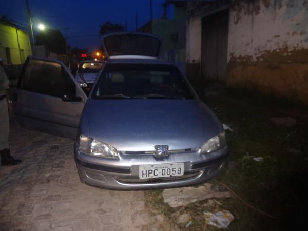 Carro é abandonado no centro de Floriano.(Imagem:FlorianoNews)