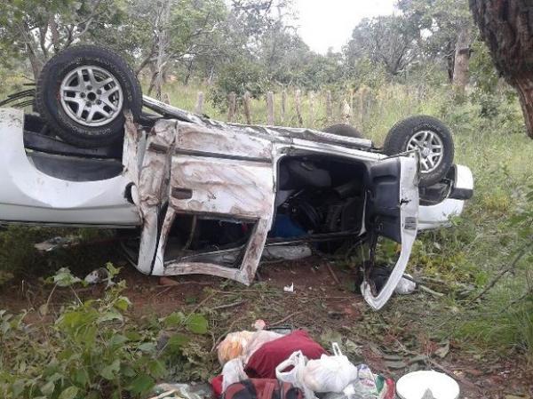 Veículo bateu em árvore e em seguida capotou.(Imagem:Divulgação)