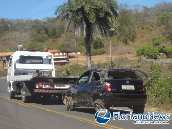 Carro capota após motorista perder o controle em curva da morte.(Imagem:FlorianoNews)