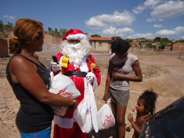 Papai Noel solidário distribui cestas básicas a famílias carentes de Floriano.(Imagem:FlorianoNews)