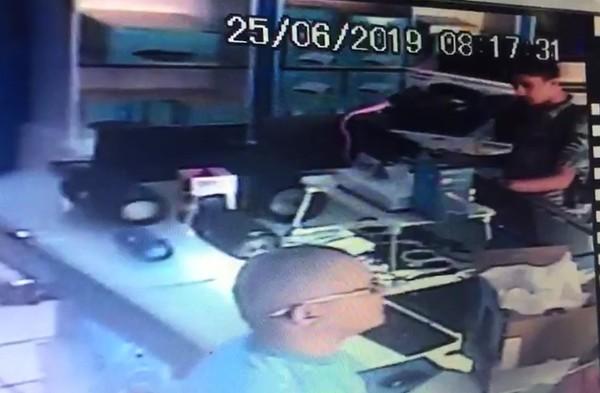 Suspeito aproveitou distração de funcionários para furtar computadores em loja de Parnaíba.(Imagem:Reprodução)