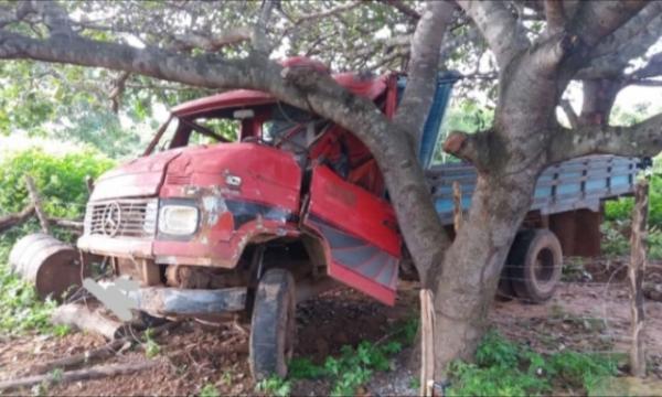 Motorista é sacado para fora de caminhão em acidente na PI 320.(Imagem:Campo Maior Em Foco)