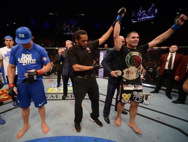 Cain Velásquez (dir.) recebe o cinturão após vencer Junior Cigano no UFC 155.(Imagem: Getty Images)
