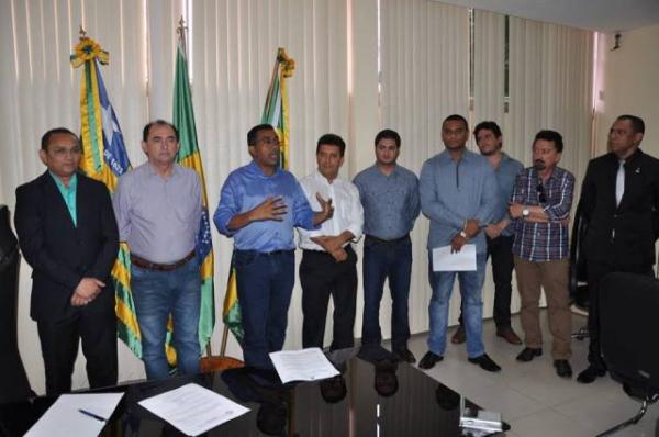 Prefeito Joel Rodrigues empossa novo Controlador-Geral do Município.(Imagem:SECOM)