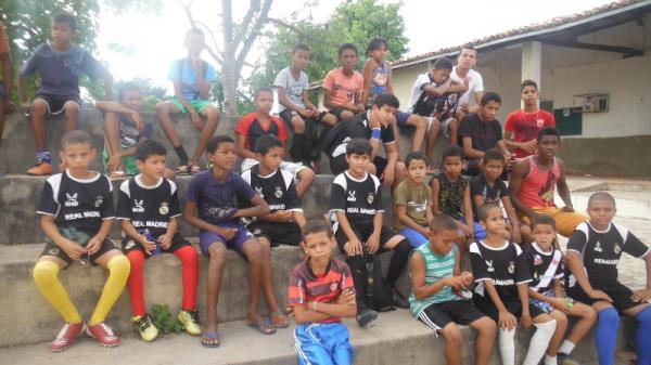 Secretário realizou entrega de Kits esportivos a escolinha de futebol.(Imagem:FlorianoNews)