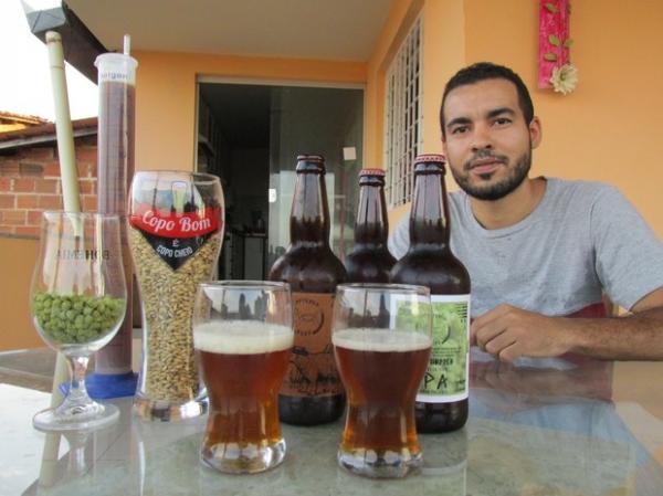 Pedro Herique faz cervejas caseiras como hobby e quer transformá-lo em negócio.(Imagem:Fernando Brito/G1)