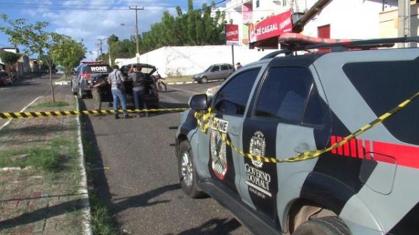 Assaltantes trocaram tiros com policiais e um suspeito morreu.(Imagem:Reprodução/TV Clube)