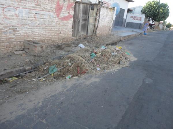 Entulho e lixo nas ruas, uma rotina em Floriano. (Imagem:FlorianoNews)