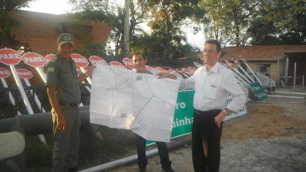 Autoridades visitam empresa que está realizando sinalização em Floriano.(Imagem:FlorianoNews)