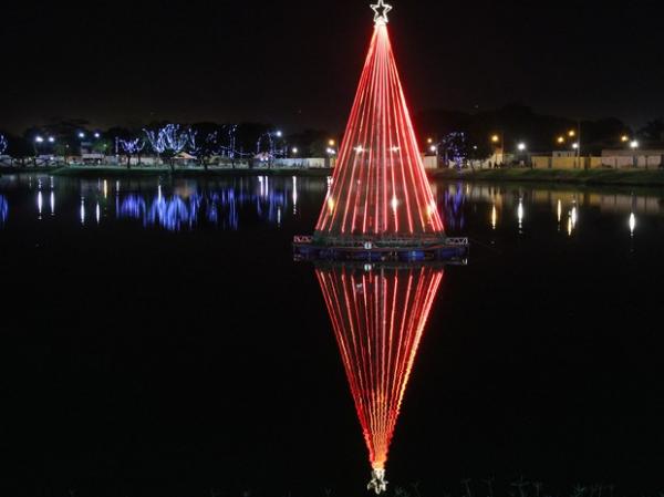 Árvore de Natal flutuante com cerca de 8 metros de altura.(Imagem:Ellyo Teixeira/G1)