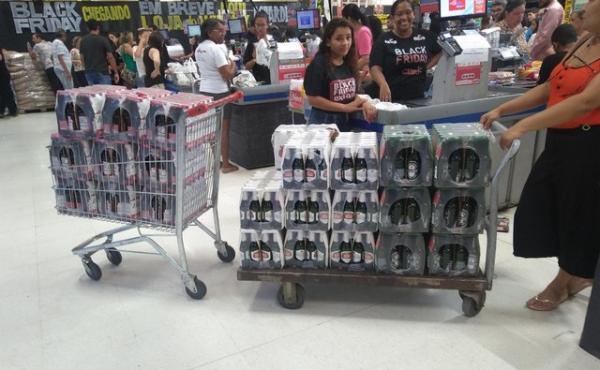 Consumidora comprou 30 fardos de cerveja em Teresina na Black Friday.(Imagem:Glayson Costa/G1)