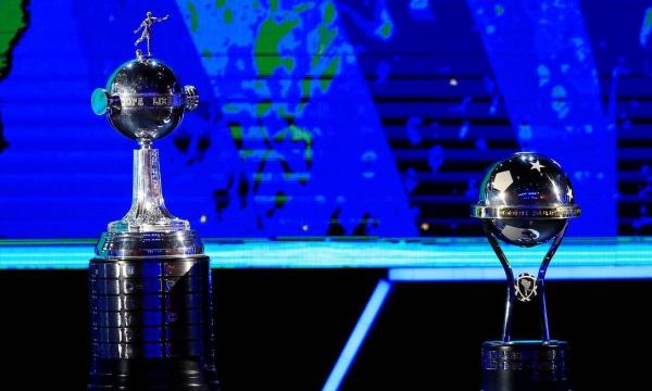 Troféus de Libertadores e Sul-Americana.(Imagem:JORGE ADORNO / REUTERS)