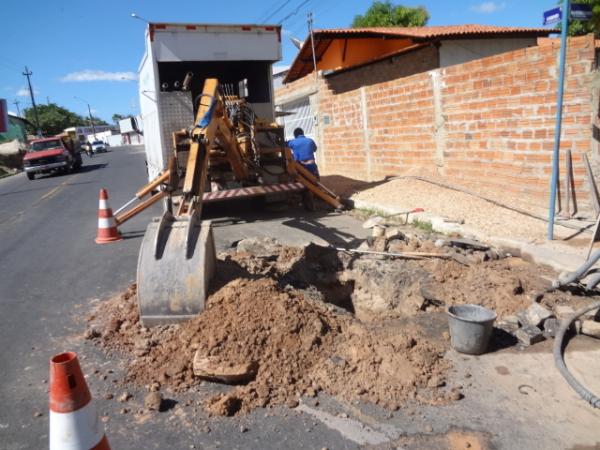 Vazamento de água na Av. Bucar Neto já foi solucionado.(Imagem:FlorianoNews)