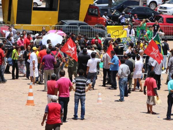 Manifestantes rompem cerca de proteção durante visita do Lula ao Piauí.(Imagem:Catarina Costa/G1)