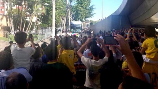 Torcedores vibram com a chegada do ônibus, ainda vazio, que vai levar a Seleção.(Imagem:Fernando Martins)