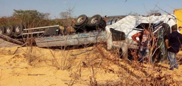 Caminhão carregado de milho capota e mata criança de dois anos na BR-135.(Imagem:Portal B1)