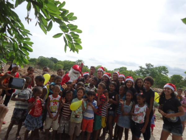 Jovens Interact e Rotary Club Princesa do Sul realizaram festa natalina em bairro de Floriano.(Imagem:FlorianoNews)
