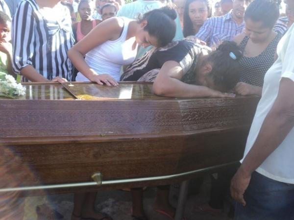 Chocados, familiares choram sobre o caixão do menino Eduardo de Jesus (Foto: Alessandro Guerra/ Rádio Cerrado FM)(Imagem:Alessandro Guerra/ Rádio Cerrado FM)