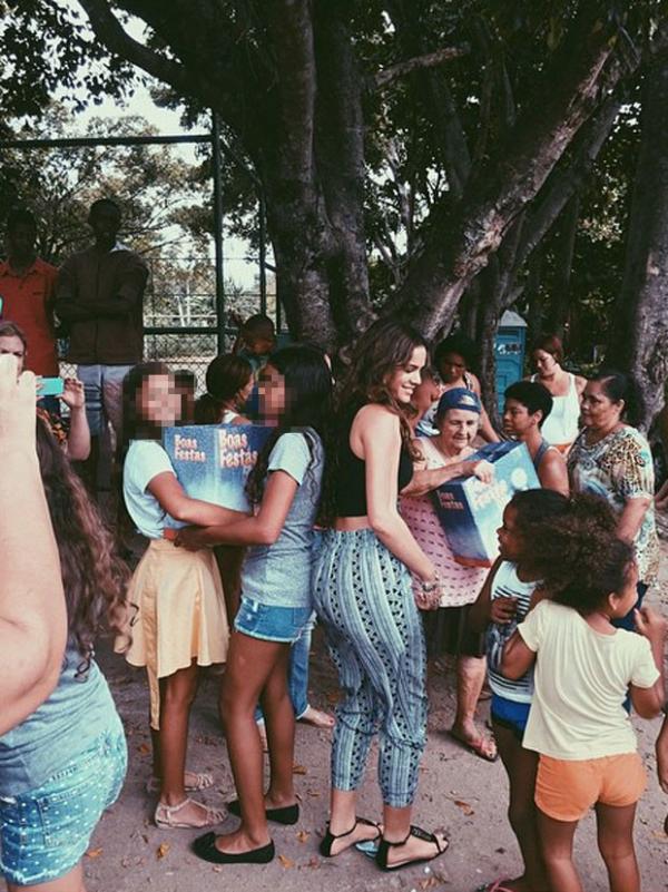 Bruna Marquezine distribui doações para jovens, crianças e idosos.(Imagem: Instagram)