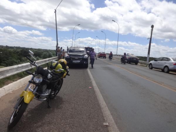 Colisão traseira envolveu dois veículos na ponte sobre o Rio Parnaíba.(Imagem:FlorianoNews)