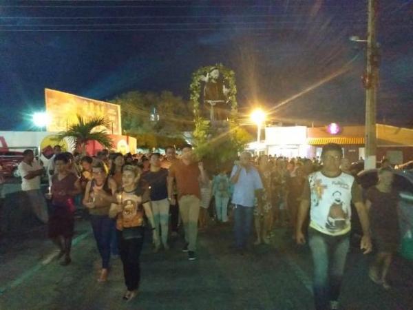 Fiéis devotos participam do encerramento de festejos de São Francisco de Assis em Floriano.(Imagem:FlorianoNews)