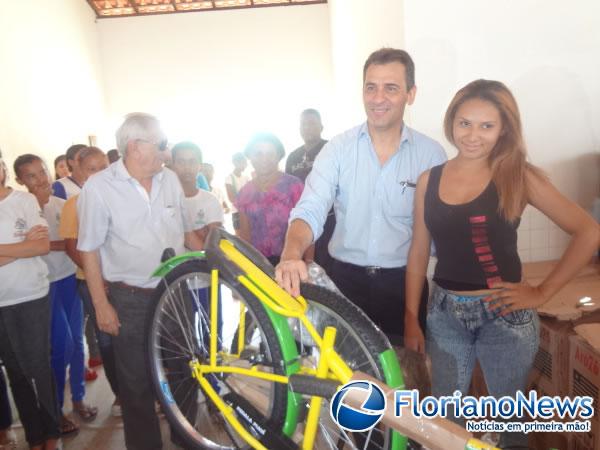 Estudantes da localidade Vereda Grande recebem bicicletas do Pedala Piauí.(Imagem:FlorianoNews)