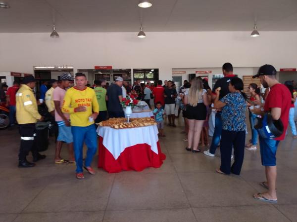 Café da manhã, benção solene e música ao vivo marcam os 22 anos da Cajueiro Motos em Floriano.(Imagem:FlorianoNews)