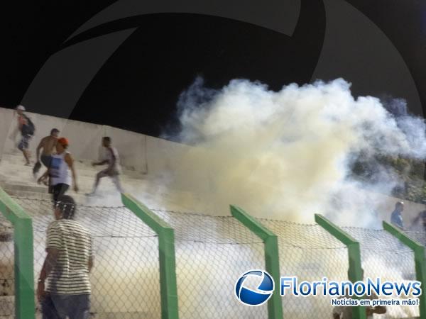 Torcida Esporão de Galo é escoltada pelo GRT-3 após confusão no Estádio Tiberão.(Imagem:FlorianoNews)