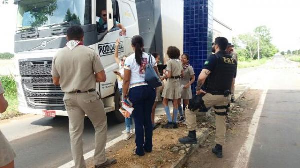 PRF e escoteiros realizam campanha de educação para o trânsito em Floriano.(Imagem:PRF)