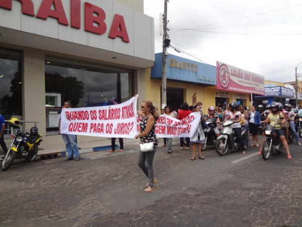 Professores realizam manifestação por pagamento de salários.(Imagem:FlorianoNews)