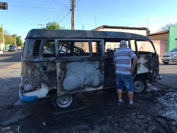 Carro pega fogo e fica totalmente destruído em Floriano.(Imagem:FlorianoNews)