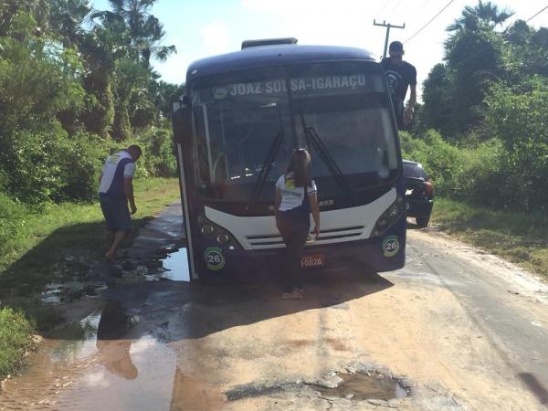 Ônibus caiu em um buraco na avenida Transtabuleiro. (Imagem:Kairo Amaral/TV Clube)