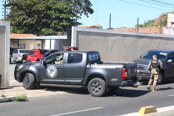 Veículo da Divisão de Operações Especiais chega à sede do Greco, em Teresina.(Imagem:Gilcilene Araújo/G1)