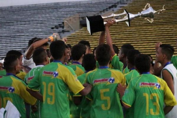 Racing levantou o troféu de campeão após vitória.(Imagem:Wenner Tito)