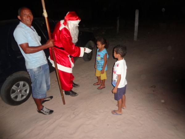 Papai Noel entregou presentes às crianças da localidade Papa Pombo.(Imagem:FlorianoNews)