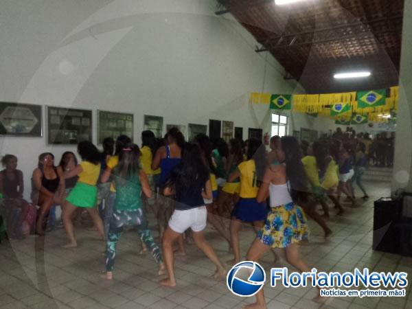 Acadêmicos da UESPI demonstraram patriotismo através de projeto de dança.(Imagem:FlorianoNews)