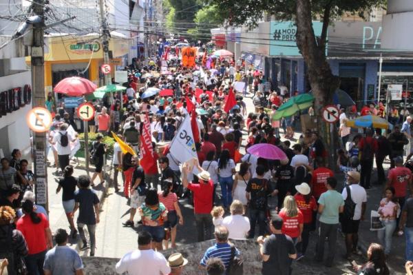 TERESINA, 10h28: Manifestantes fecham a Rua Álvaro Mendes.(Imagem:Gilcilene Araújo/G1)