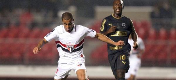 Lucas e Seedorf, estrelas de São Paulo e Botafogo em campo.(Imagem: Wagner Carmo / Vipcomm))