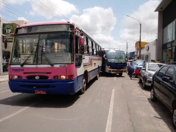 Ônibus de transporte coletivo se envolvem em acidente no centro de Floriano.(Imagem:Ivan Nunes)