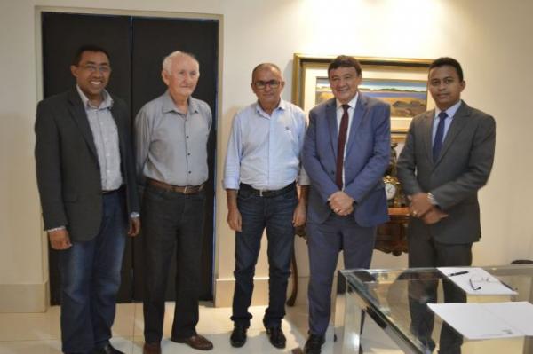 Francisco Costa acompanha prefeitos de Floriano, Itaueira e Nazaré do Piauí em reunião com o governador Wellington Dias.(Imagem:Junior Leal)