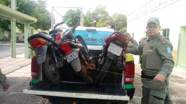 Equipe da PM recupera três motocicletas em matagal do bairro Tiberão.(Imagem:FlorianoNews)