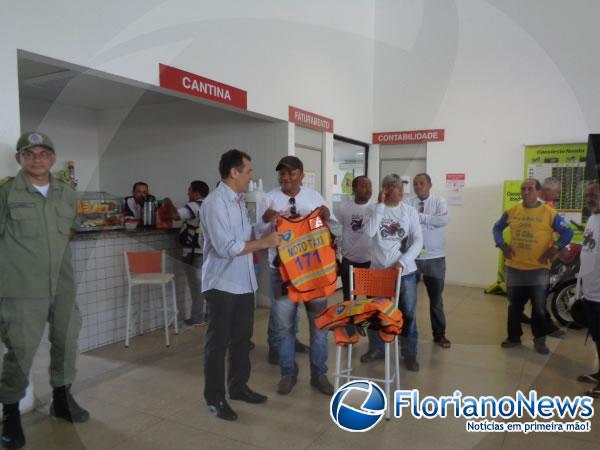 Mototaxistas florianenses recebem coletes de segurança.(Imagem:FlorianoNews)