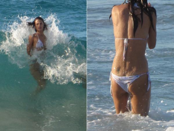 Alessandra Ambrósio, que passa férias em St. Barths, no Caribe, deixa 'cofrinho' à mostra na praia(Imagem:Divulgação)