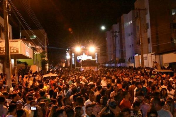 Arrastão que comemora os 120 anos de Floriano leva centenas de foliões às ruas.(Imagem:SECOM)