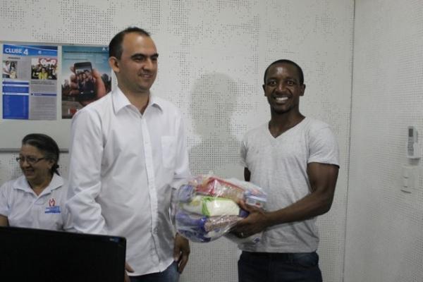 Amarildo faz entrega de cestas básicas.(Imagem:Renan Morais/GloboEsporte.com)
