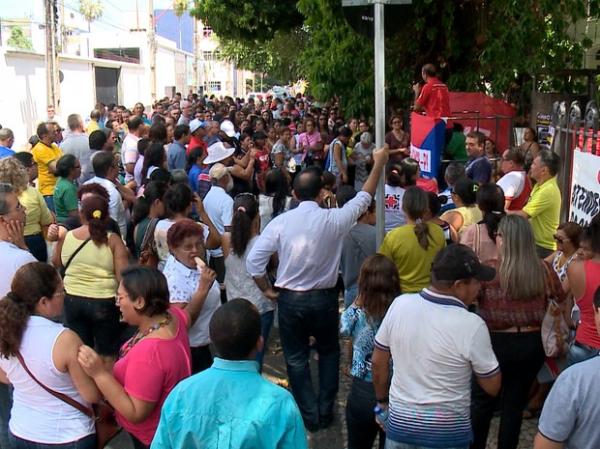 Protesto em frente ao Palácio de Karnak, em Teresina.(Imagem:Reprodução/TV Clube)