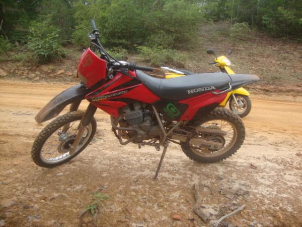 A moto foi abandonada por um jovem, segundo a policia ele disse que a moto parou e não pegou mais então ele resolveu deixar por lá e só ir buscar pela manhã. Resultado, a moto esta(Imagem:redaçao)