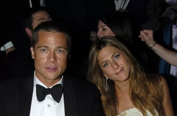 Brad Pitt e Jennifer Aniston em um registro feito durante o prêmio Emmy de 2004, quando ainda estavam casados.(Imagem:Getty Images)