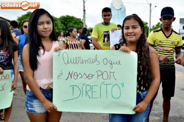 Pais e alunos protestam por falta de transporte escolar.(Imagem:Cidades na Net)