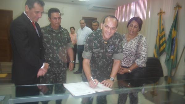 Prefeito toma posse no cargo de presidente da Junta do Servi&ccedil;o Militar.(Imagem:FlorianoNews)